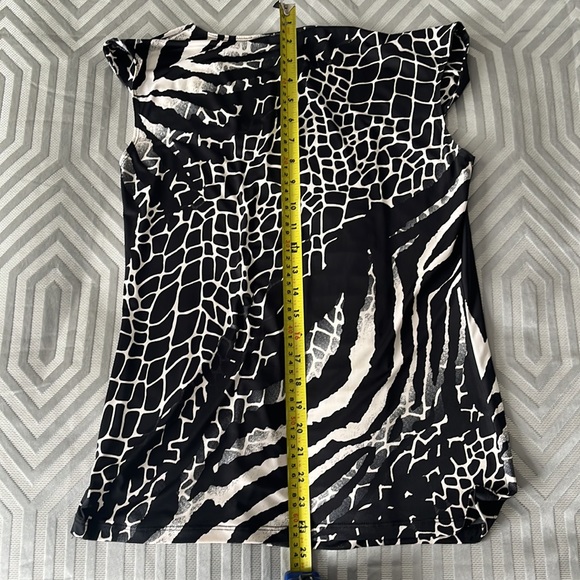 Black and white sleeveless top. - Picture 7 of 7